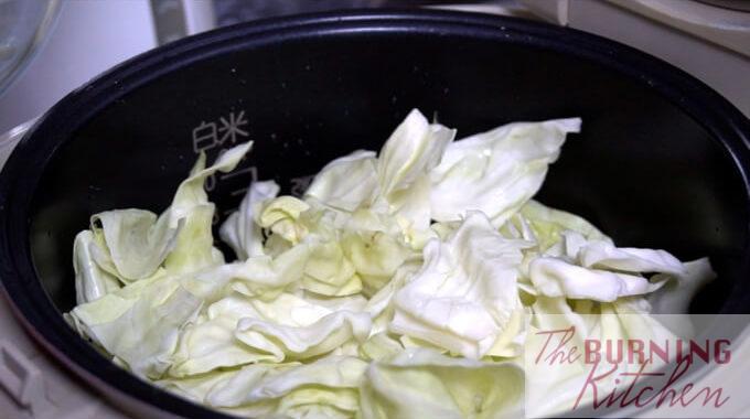 Round cabbage slices placed in a ricecooker