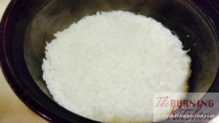 Cooking rice in claypot