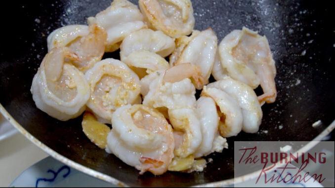 Large prawns fried with ginger to 80% doneness